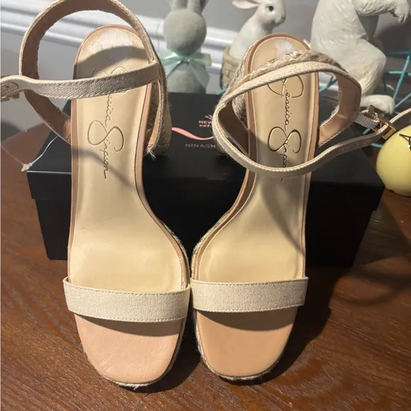 Women's Elegant Beige Platform Sandals Jessica Simpson - Size 8 worn for 4 hrs