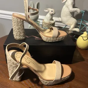 Women's Elegant Beige Platform Sandals Jessica Simpson - Size 8 worn for 4 hrs