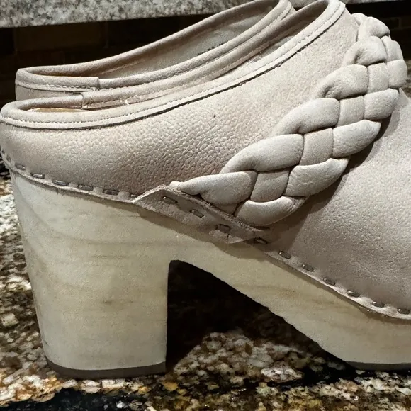 Women's NEW Dolce Villa Braided Dune Nubuck Clogs