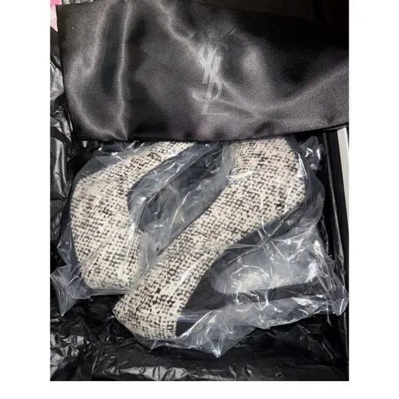 Yves Saint Laurent Tribtoo Women's Black and White Tweed Pumps size 35/5 NEW